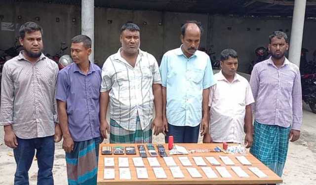 পঞ্চগড়ে সেনা অভিযানে জাল ডলারসহ আটক ৬