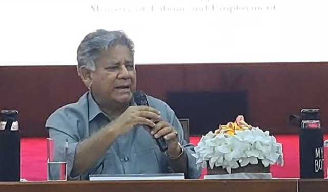 বন্ধ কারখানার মালিকেরা টাকা নিয়ে বিদেশে চলে গেছেন: উপদেষ্টা