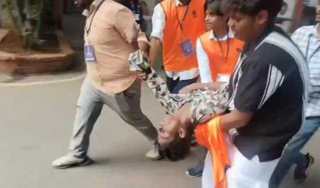 আইপিএল জয়োৎসবে স্টেডিয়ামের বাইরে পদদলিত হয়ে ১১ জনের মৃত্যু