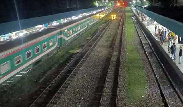 রেললাইনে বসে গল্প করছিলেন পাঁচ বন্ধু, কাটা পড়ে প্রাণ গেল ৩ জনের