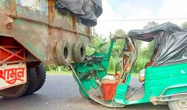 ট্রাকের পেছনে অটোরিকশার ধাক্কা, নিহত ২