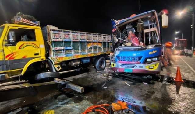 পদ্মা সেতুতে ট্রাকের পিছনে বাসের ধাক্কা, নিহত ২