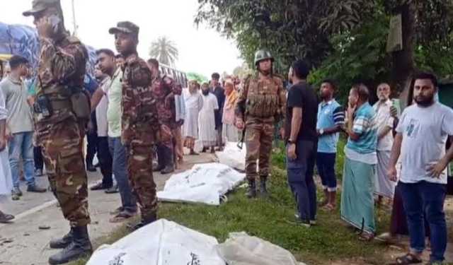 ঘোড়াঘাটে বাস-ট্রাক সংঘর্ষ, নিহত ৫