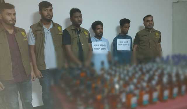 কভার্ডভ্যানে মিলল ১৬০ বোতল ভারতীয় মদ