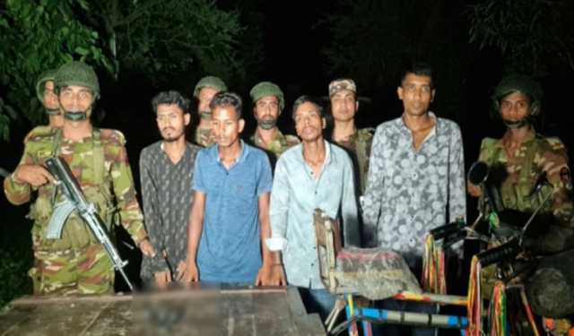 নাটোরে ৬ ‘ডাকাত’ আটক