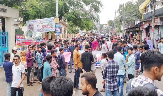 সড়ক অবরোধ করে বিএম কলেজ শিক্ষার্থীদের বিক্ষোভ
