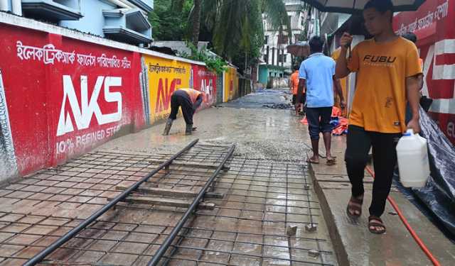 বান্দরবানে বৃষ্টির মধ্যে রাস্তা ঢালাই, কাজের মান নিয়ে স্থানীয়দের উদ্বেগ