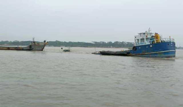 মোংলায় পশুর নদীতে ফ্লাইঅ্যাশ বোঝাই কার্গো জাহাজ ডুবি