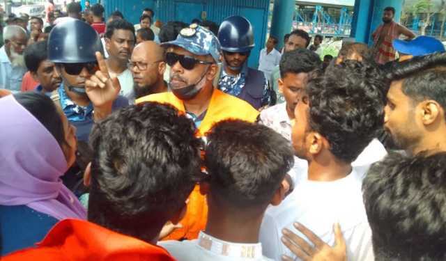 বরিশালে কোস্ট গার্ডকে ‘হুমকি’, গ্রেপ্তার ২