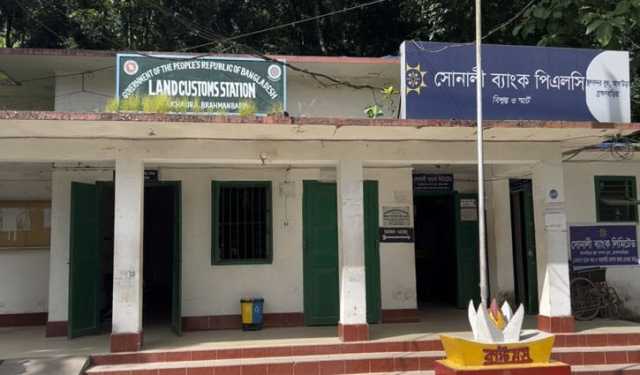 ‘কমপ্লিট শাটডাউনে’ বন্ধ আখাউড়া স্থলবন্দরের কার্যক্রম