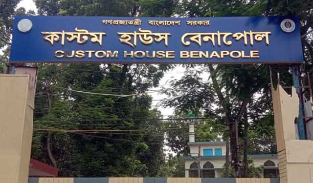 ‌‘কমপ্লিট শাটডাউনে’ বেনাপোল বন্দর দিয়ে আমদানি-রপ্তানি বন্ধ