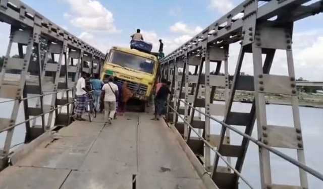 কুড়িগ্রামে সেতুর পাটাতন ভেঙে আটকে গেল ট্রাক, যান চলাচল বন্ধ