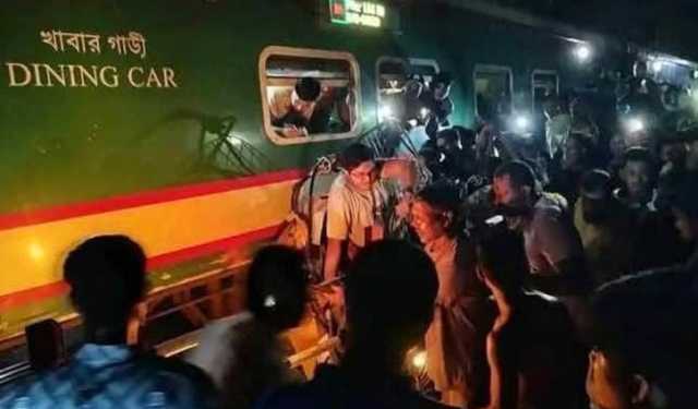 কালুরঘাট সেতুতে একাধিক যানবাহনকে ট্রেনের ধাক্কা, নিহত ৩