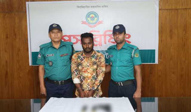 কাভার্ডভ্যান চালকের কাছে মিলল থানার লুণ্ঠিত অস্ত্র 