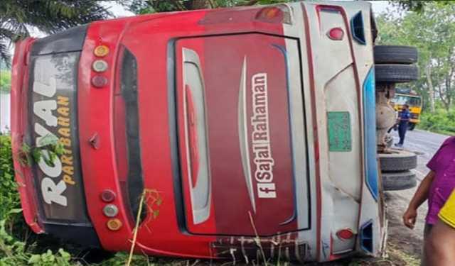 যাত্রীবাহী বাস উল্টে ৬ শিশুসহ আহত ২০