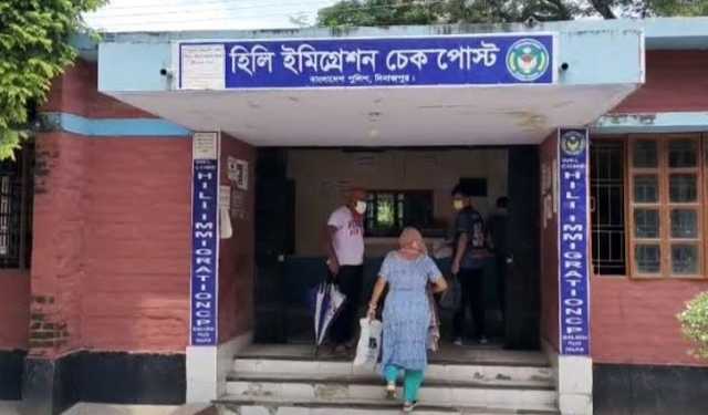 কিট নেই, হিলি স্থলবন্দরে করোনা পরীক্ষা বন্ধ