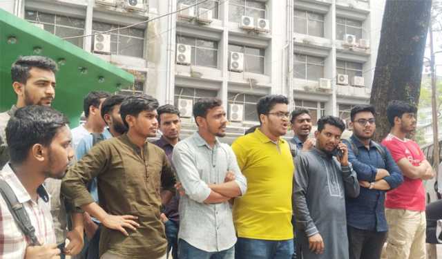 র‍্যাগিং বন্ধ ও নিরাপত্তার দাবিতে জবি শিক্ষার্থীদের বিক্ষোভ