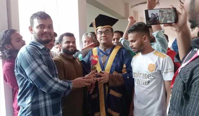 জাবিতে সিনেট অধিবেশন: জুলাইয়ের সহযোগী শিক্ষকদের ফুলেল শুভেচ্ছা