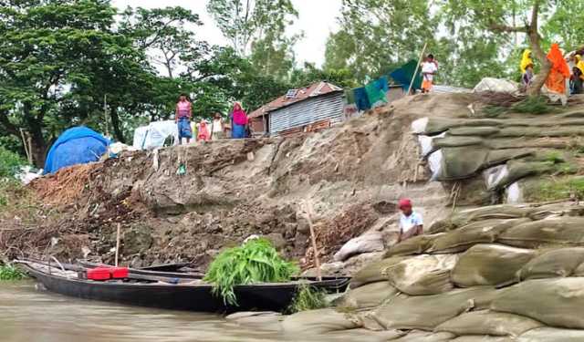 বর্ষার শুরুতেই যমুনায় ভাঙ্গন, দিশেহারা পাড়বাসী