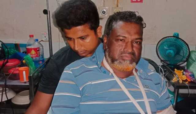 চাঁদা না দেওয়ায় চেয়ারম্যানের হাত-পা ভাঙ্গলো সন্ত্রাসীরা 