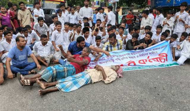 ঝালকাঠিতে গ্রামীন সড়ক পুননির্মাণের দাবিতে বিক্ষোভ