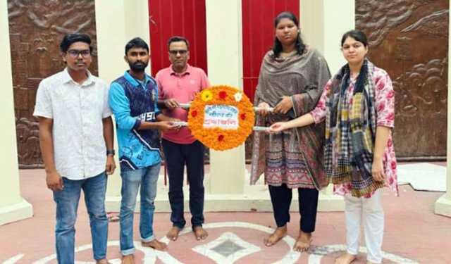 টাঙ্গাইলে শহিদ মিনারে ফুল দিয়ে জুলাই শহীদদের শ্রদ্ধা