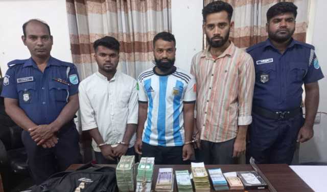 ব্যাংকের ভোল্ট ভেঙে টাকা চুরির ঘটনায় আটক ৩