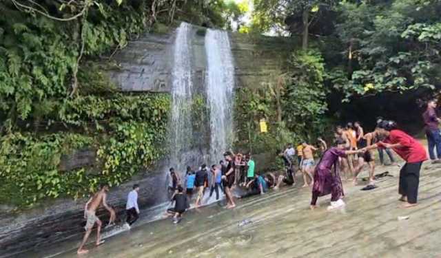 খাগড়াছড়ির বিনোদন কেন্দ্রগুলোতে স্থানীয়দের ভিড়