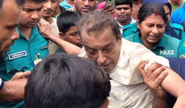 খুলনায় আ.লীগ নেতাকে গণধোলাই দিয়ে পুলিশে সোপর্দ 