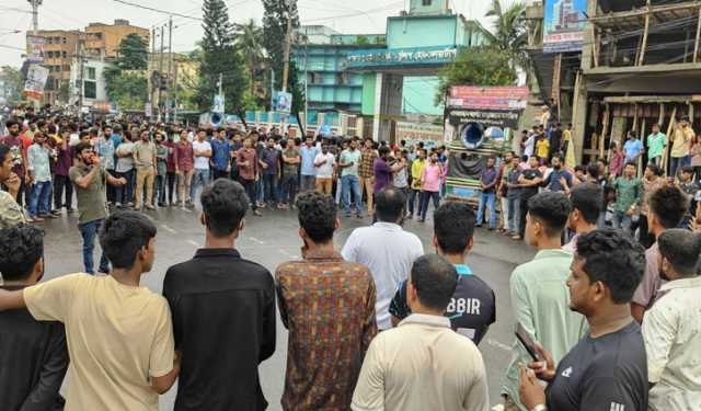 কেএমপি কমিশনারের পদত্যাগ দাবিতে বিক্ষোভ