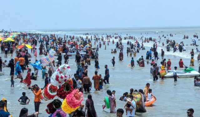 ঈদের পঞ্চম দিনে পর্যটকে পূর্ণ কুয়াকাটা