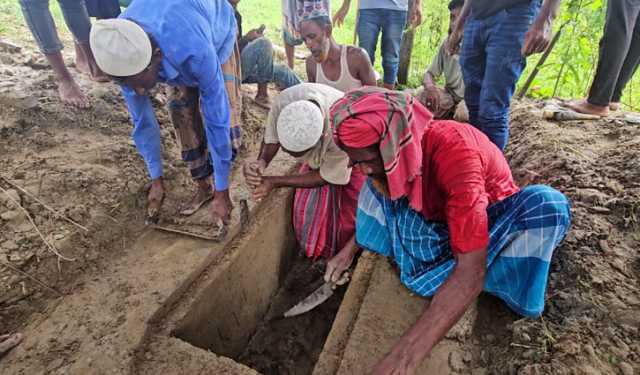 শেষ ঠিকানার কারিগর মনু মিয়ার কবর খুঁড়লেন ৫ ব্যক্তি