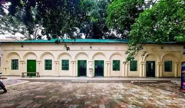 ৮ ছাত্র সংগঠনের কার্যালয় মধুর ক্যান্টিন