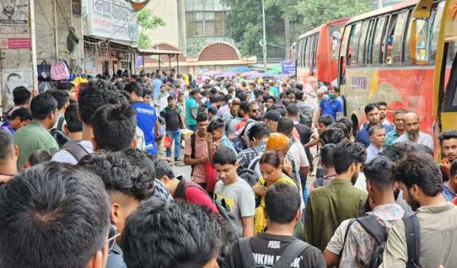 ঈদযাত্রা: বাস টার্মিনালে ভিড়, পথে পথে ঘরমুখো মানুষ