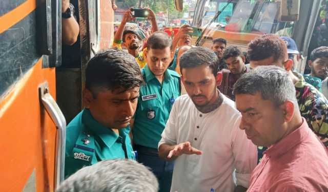 মহাখালী ও সায়েদাবাদ বাস টার্মিনাল পরিদর্শন করলেন উপদেষ্টা আসিফ