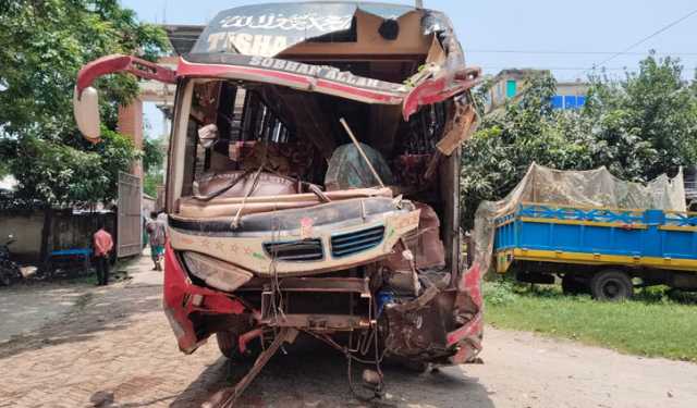 বাস নিয়ন্ত্রণ হারিয়ে মসজিদে ধাক্কা, বাবা-ছেলে নিহত
