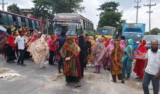 বকেয়া বেতনের দাবিতে নারায়ণগঞ্জের সড়কে শ্রমিকদের বিক্ষোভ