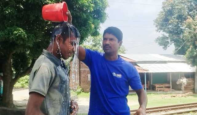 স্ত্রী তালাক দেওয়ায় এক মণ দুধ দিয়ে গোসল করলেন শাকিল