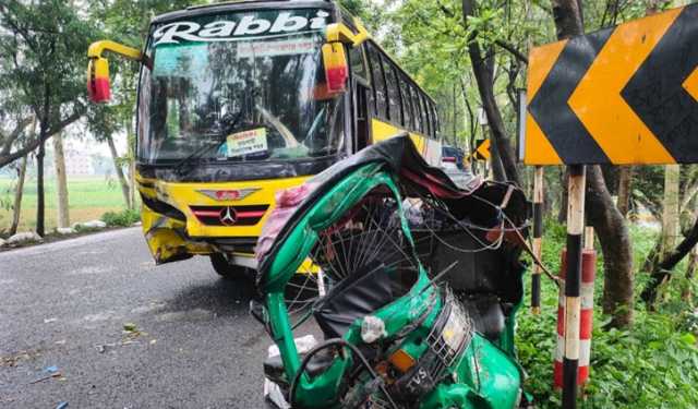 নাটোরে অটোরিকশায় বাসের ধাক্কা, নিহত ২