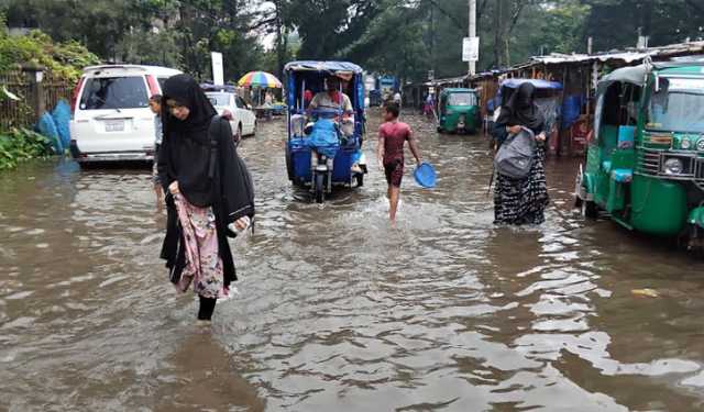 বৃষ্টিতে নোয়াখালী শহরে জলাবদ্ধতা, দুর্ভোগ
