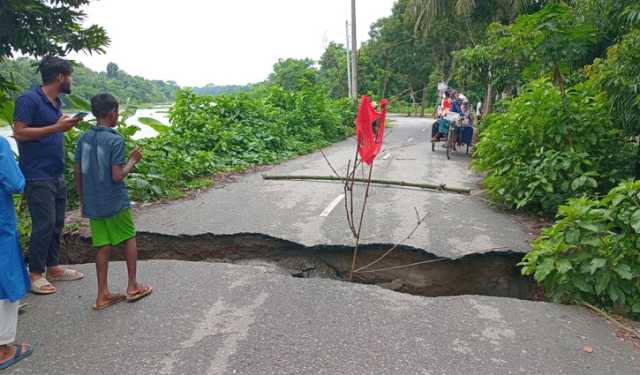 নড়াইলে ভারী বৃষ্টিতে আঞ্চলিক সড়কে ধস