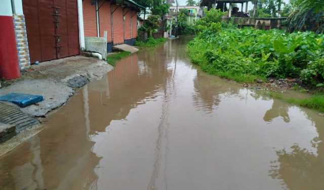 নড়াইলে বৃষ্টির পানিতে জলাবদ্ধতা, চলাচলে দুর্ভোগে