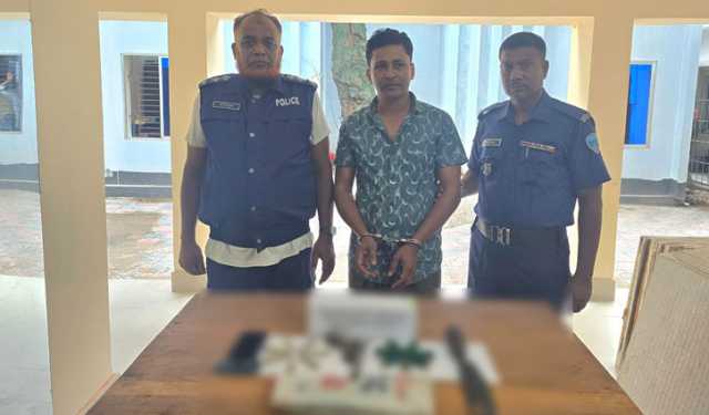 নোয়াখালীতে অস্ত্র-গুলিসহ যুবদল নেতা গ্রেপ্তার