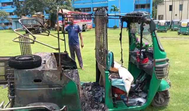 পুড়ল পুলিশি হেফাজতে থাকা ৩ অটোরিকশা