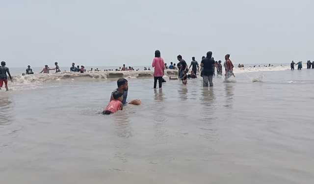 ঈদের তৃতীয় দিন কুয়াকাটা পর্যটকে মুখর