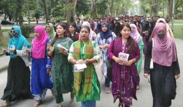 ৯ দফা দাবিতে রাবির প্রশাসনিক ভবন ঘেরাও