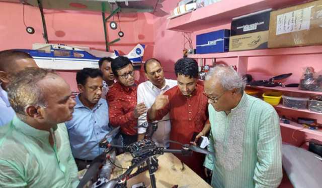 ড্রোন নির্মাতা আশির উদ্দিনের পাশে তারেক রহমান