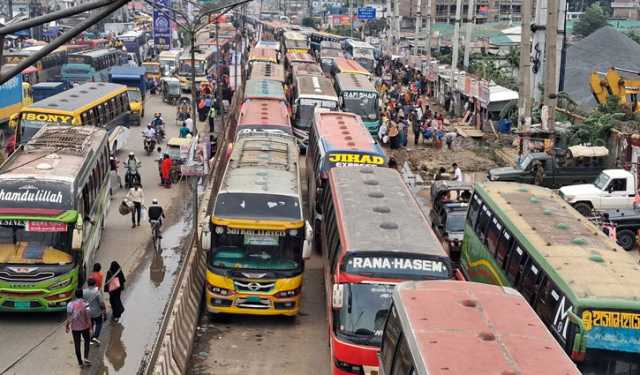 সাভারে যাত্রীর অপেক্ষায় দূরপাল্লার পরিবহন