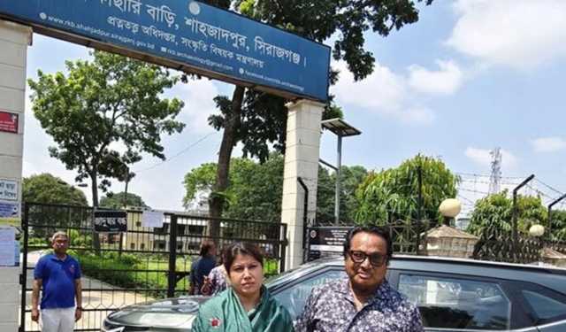 রবীন্দ্র কাছারি বাড়ির গেট থেকে ফিরে গেলেন স্ত্রীসহ চিত্রনায়ক উজ্জ্বল