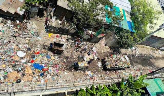 কেরানীগঞ্জে বিদ্যুৎ অফিসের সামনে ময়লার ভাগাড়!
